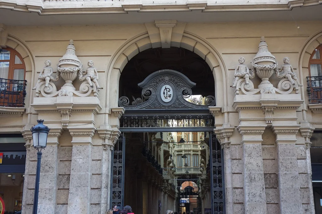 Entrada al Pasaje de Lodares por la calle Mayor, Albacete, junto a la oficina de García Montoliu Abogados