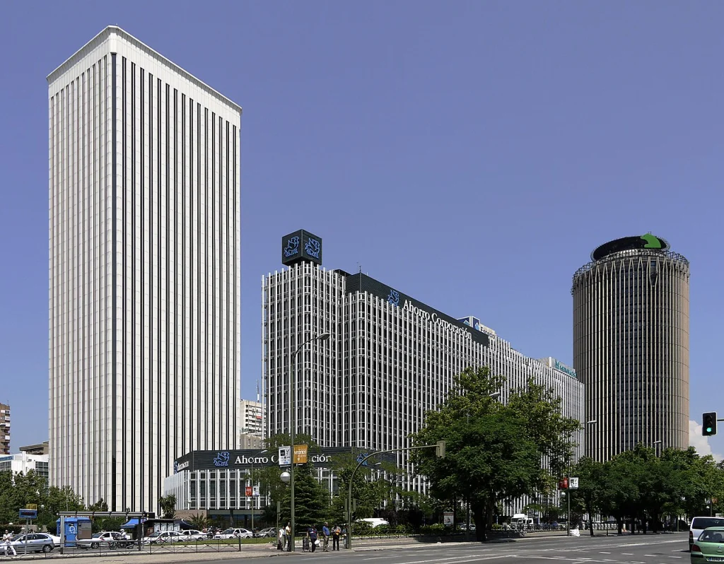 Paseo de la Castellana y Torre Picasso (AZCA), Madrid, junto a la oficina de García Montoliu Abogados
