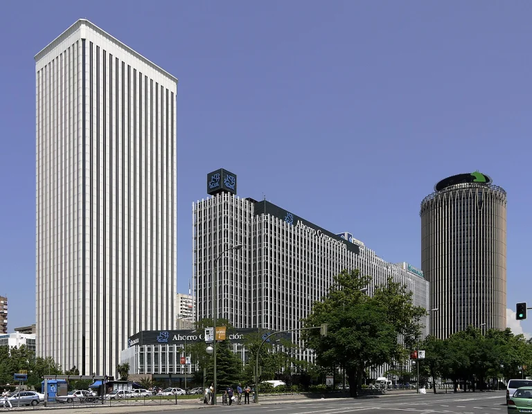 Paseo de la Castellana y Torre Picasso (AZCA), Madrid, junto a la oficina de García Montoliu Abogados