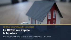 CIRBE e hipoteca: maqueta de una casa y llaves sobre la mesa de una oficina bancaria, a la espera de la firma
