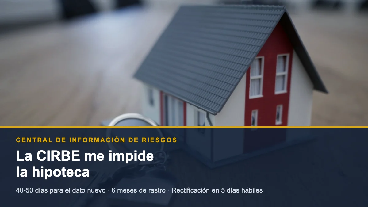 CIRBE e hipoteca: maqueta de una casa y llaves sobre la mesa de una oficina bancaria, a la espera de la firma