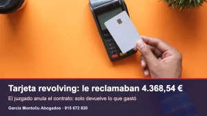 Mano pagando con una tarjeta en un datáfono y el texto: tarjeta revolving, le reclamaban 4.368,54 €; el juzgado anula el contrato