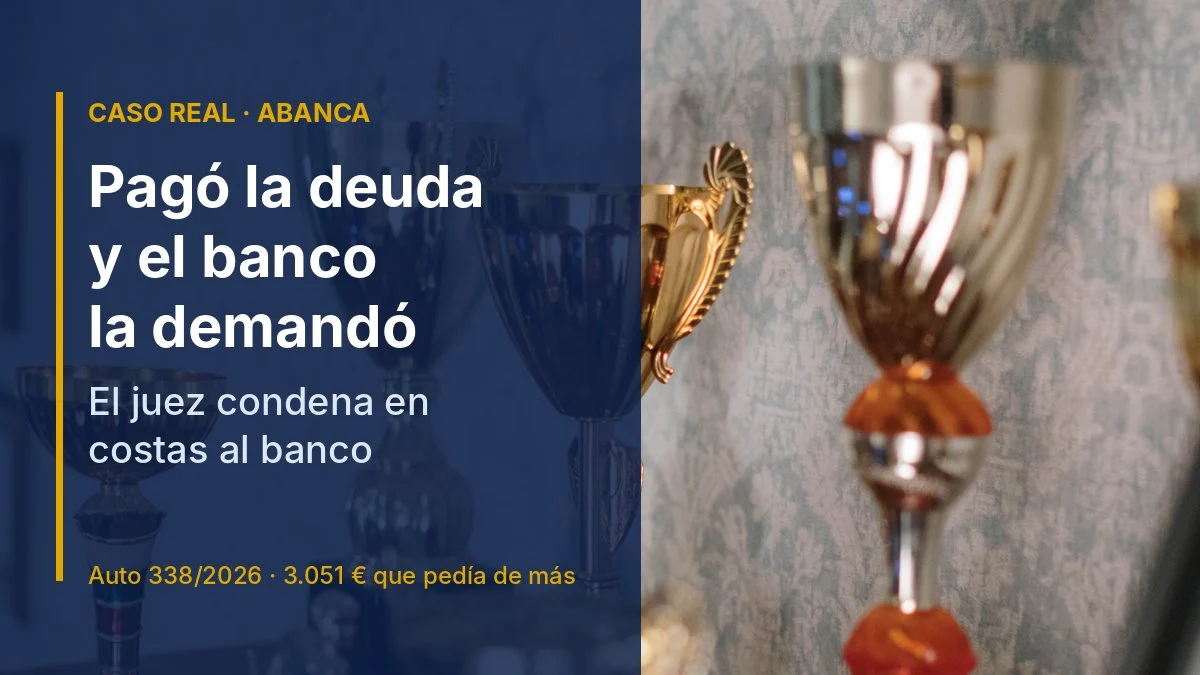 Trofeos dorados con la franja «Pagó la deuda y el banco la demandó: el juez condena en costas al banco», caso real contra ABANCA
